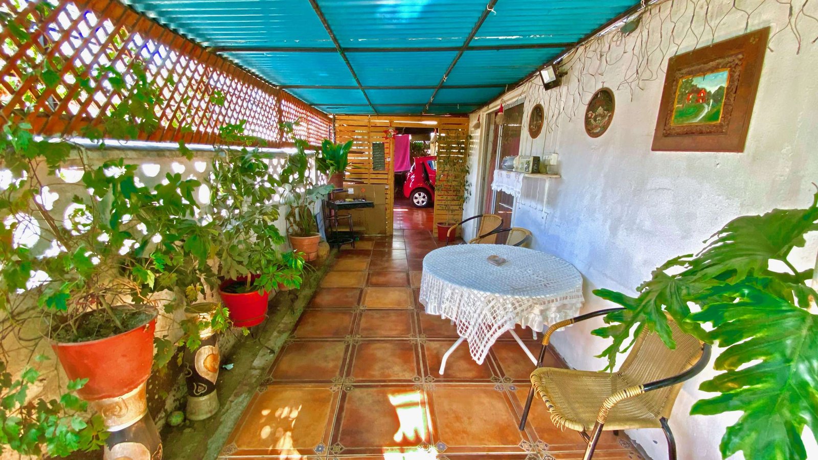 Terraza con mesa y piso con baldosas