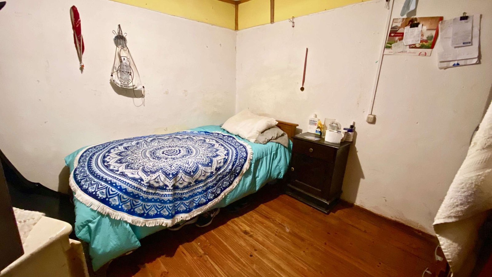 dormitorio con piso madera y muro de tabique