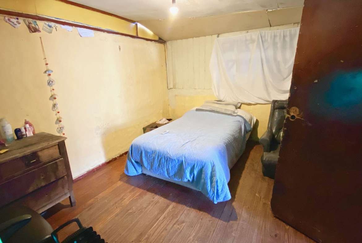 dormitorio con piso de madera