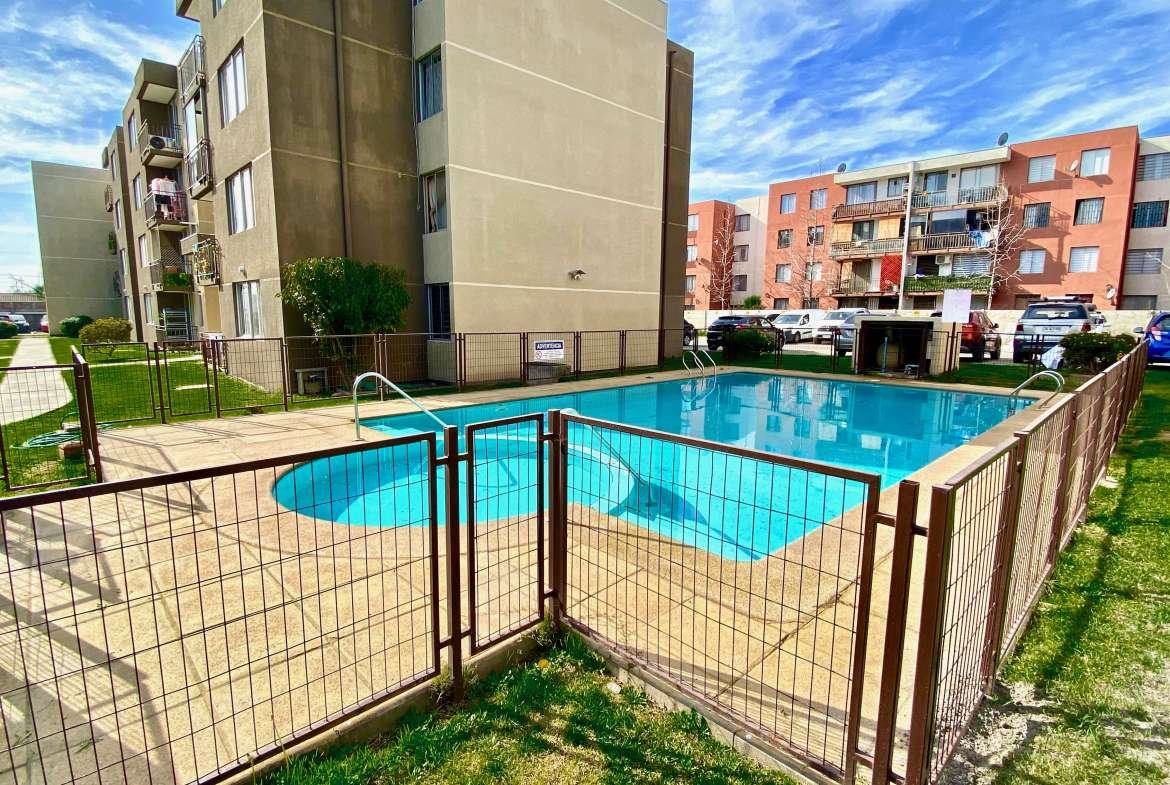 Piscina del edificio ubicado en Puente Alto