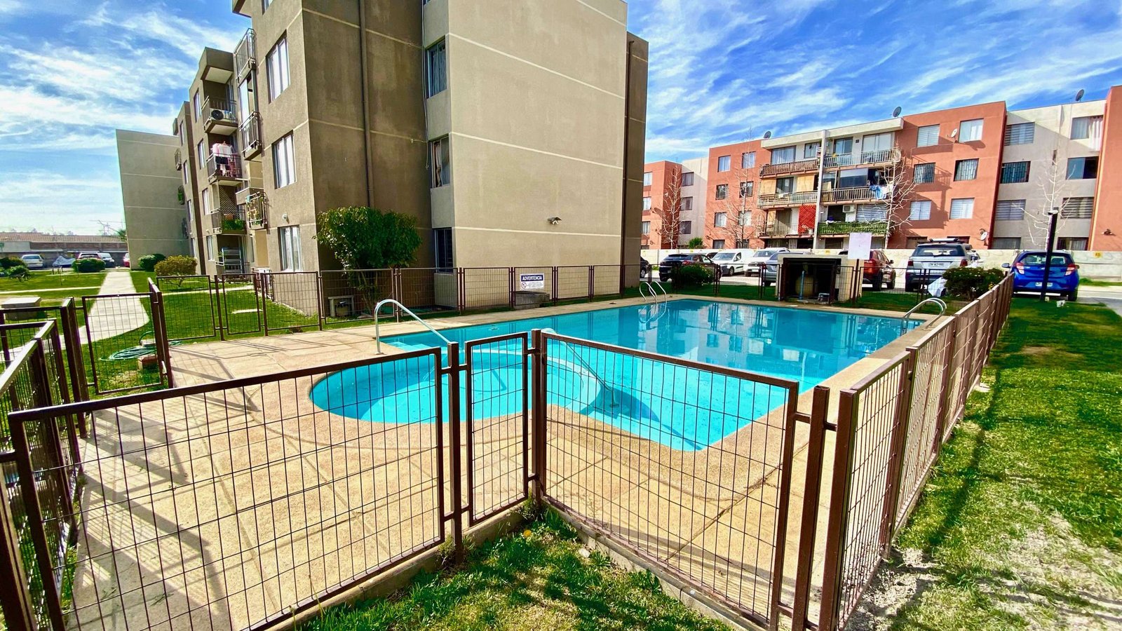 Piscina del edificio ubicado en Puente Alto