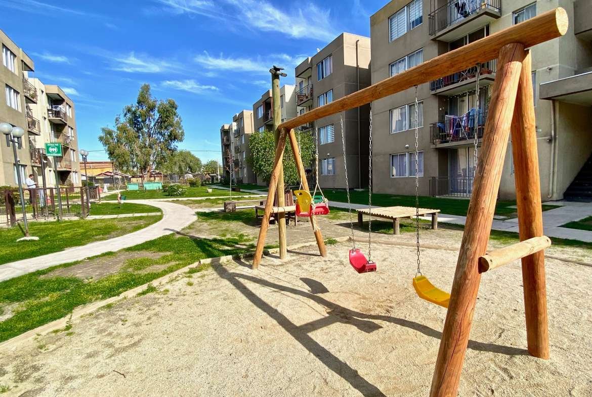 Juegos infantiles de condominio de departamentos ubicado en Puente Alto