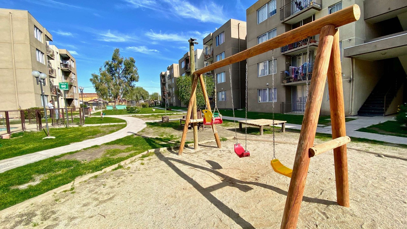 Juegos infantiles de condominio de departamentos ubicado en Puente Alto