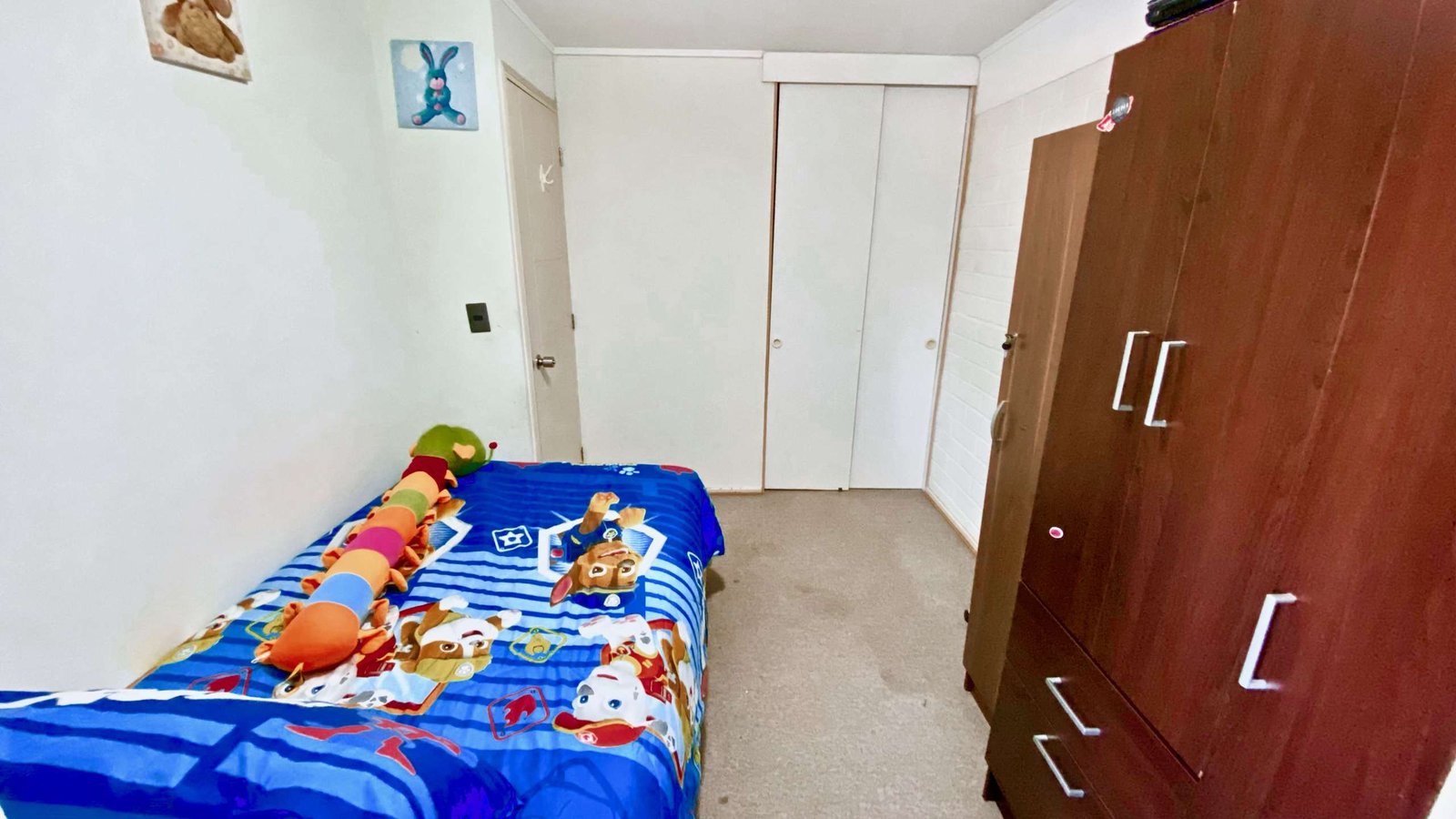 Dormitorio secundario con closets