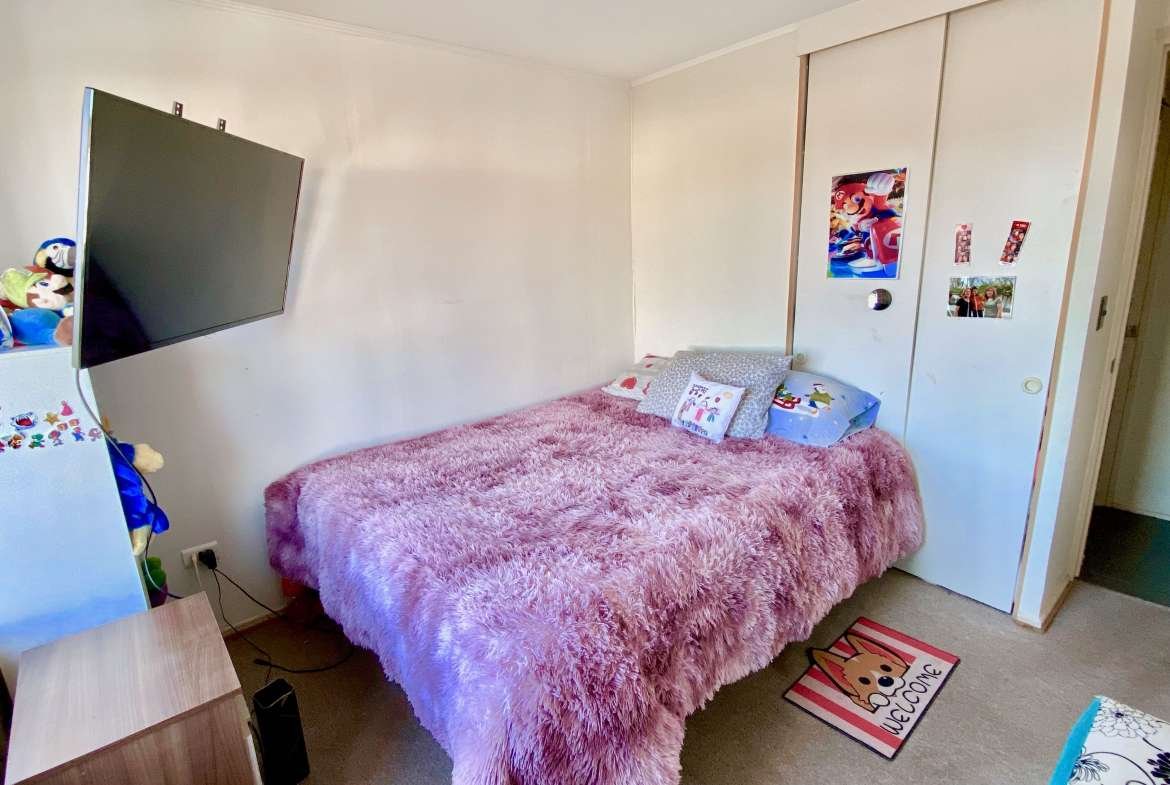 Dormitorio principal con closet y piso alfombra