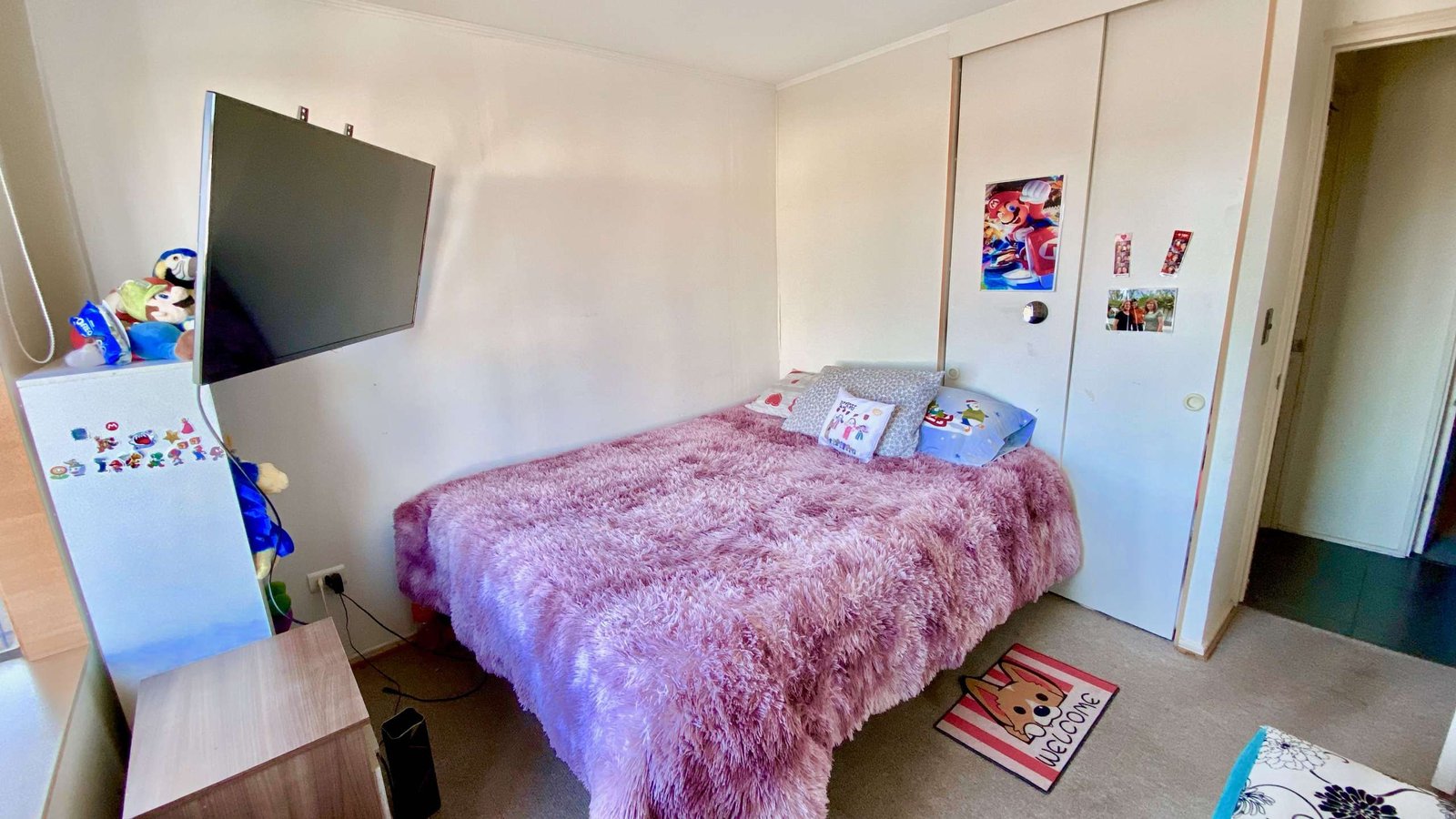 Dormitorio principal con closet y piso alfombra