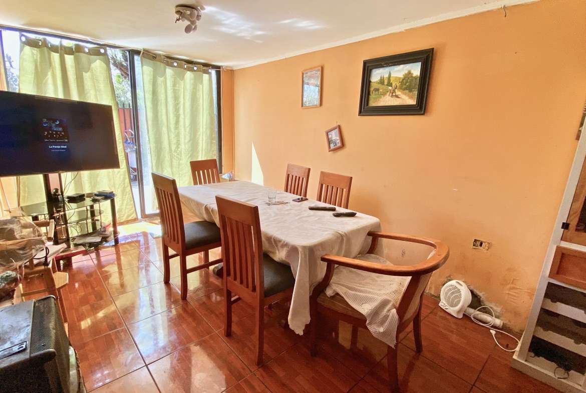 Comedor en primer piso con vista hacia el frontis y piso cerámico