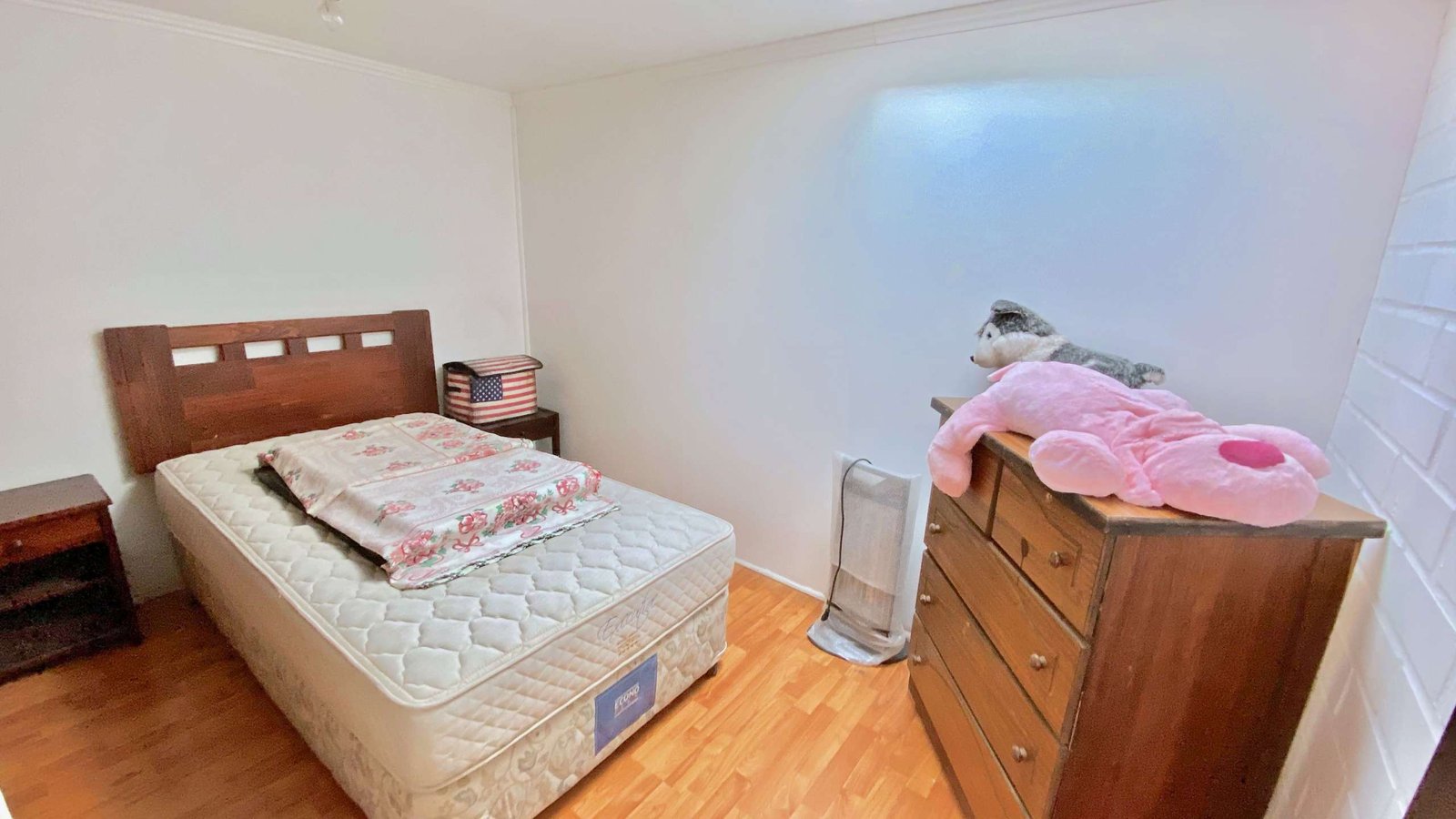 Dormitorio con muebles y cama