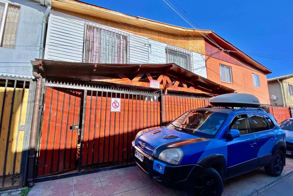 En venta casa de 4 dormitorios, 2 baños y espacio para estacionamiento