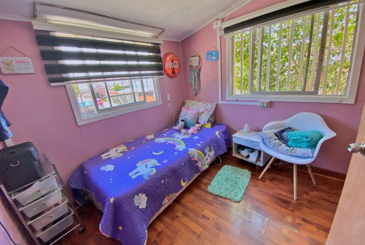 Dormitorio rosado con piso flotante