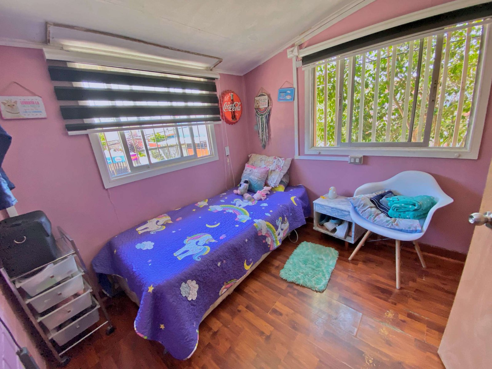 Dormitorio rosado con piso flotante