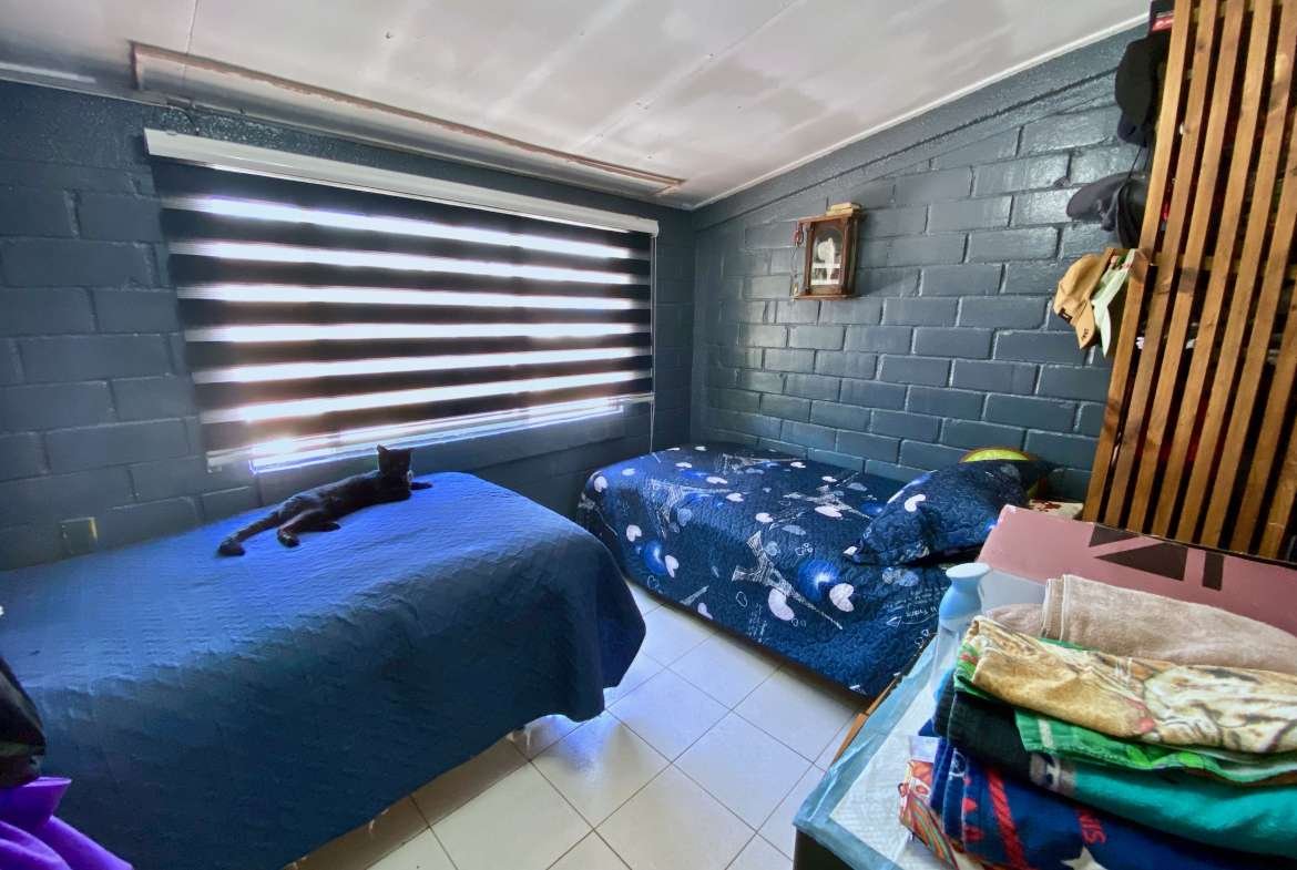 Dormitorio azul oscuro con piso de cerámica